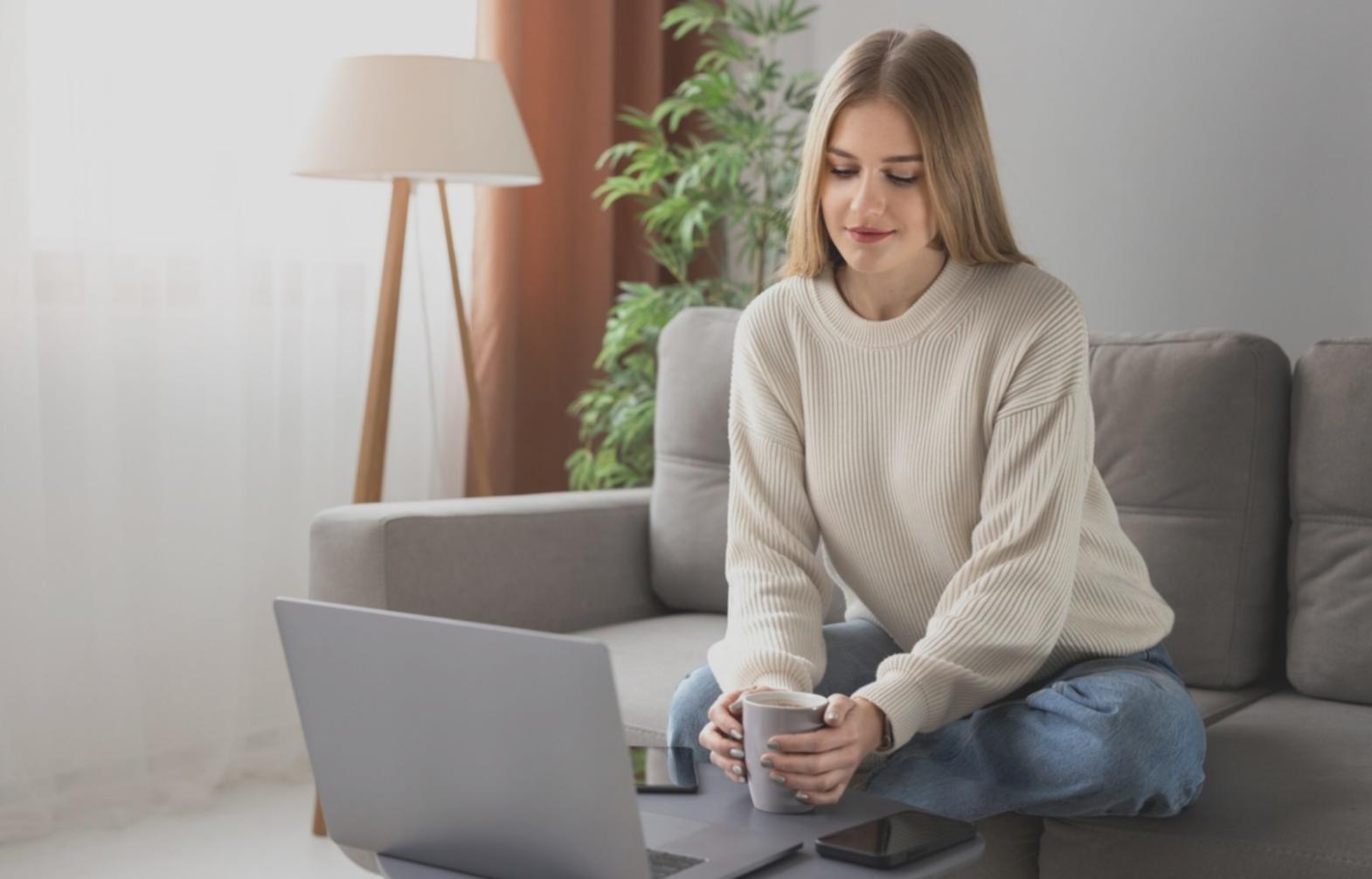 Person beim Budgetplanung am modernen Arbeitsplatz